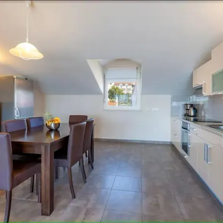 Affabilis Vip House 트로기르